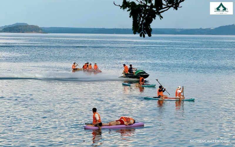 Chèo SUP và ngắm hoàng hôn trên hồ Trị An tại Aqua Glamping