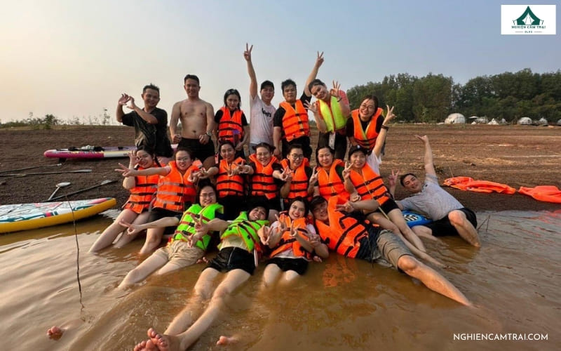 Trải nghiệm bơi lội và tắm hồ tại Aqua Glamping