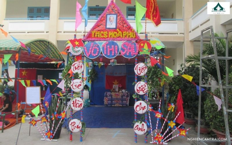 Gợi ý câu đối cổng trại 4 chữ và những mẫu ngắn gọn, dễ dùng