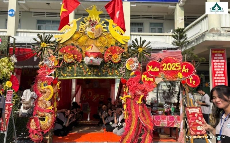 Sưu tầm 55+ mẫu cổng trại Xuân độc đáo, sáng tạo và đoạt giải cao 45 cổng trại Xuân bằng lá dừa