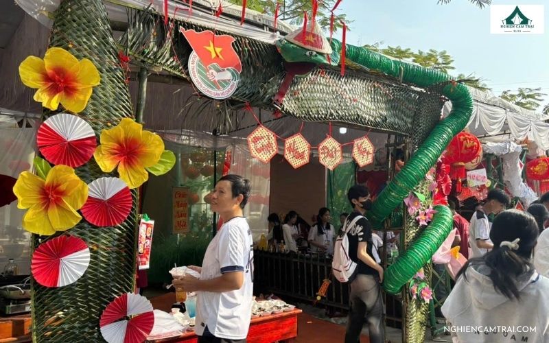 Sưu tầm 55+ mẫu cổng trại Xuân độc đáo, sáng tạo và đoạt giải cao 44 cổng trại Xuân bằng lá dừa đẹp