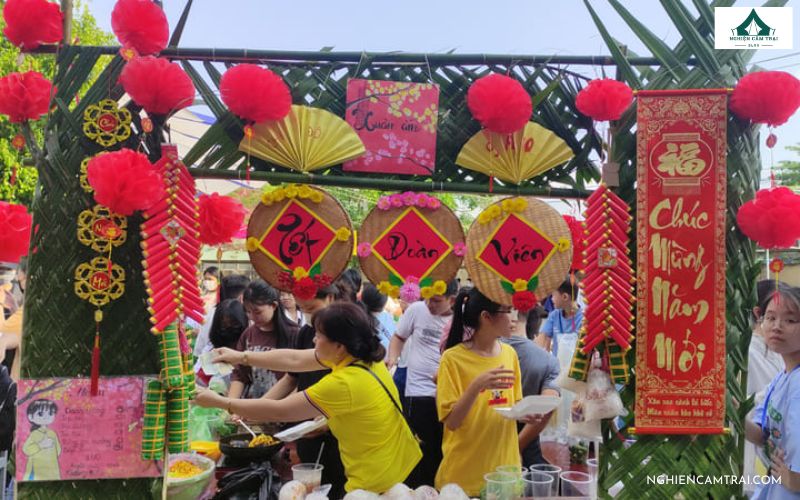 Sưu tầm 55+ mẫu cổng trại Xuân độc đáo, sáng tạo và đoạt giải cao 59 Trang trí cổng trại Xuân với đèn lồng, quạt giấy