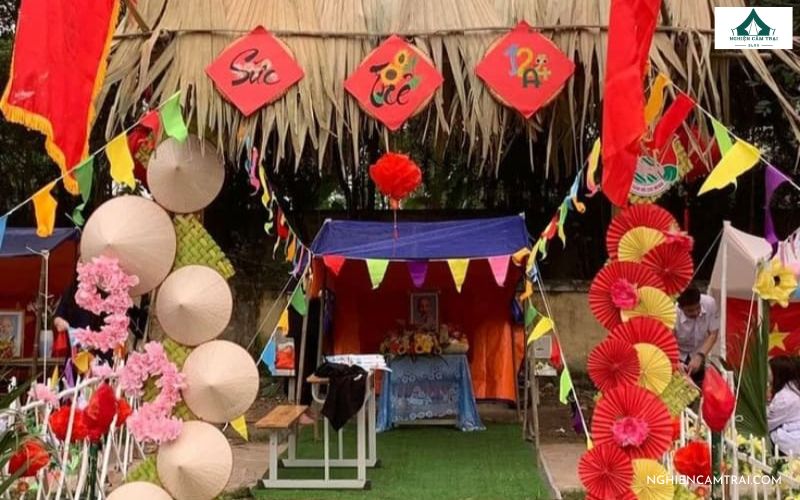 Sưu tầm 55+ mẫu cổng trại Xuân độc đáo, sáng tạo và đoạt giải cao 60 Trang trí cổng trại Tết với đèn lồng, quạt giấy
