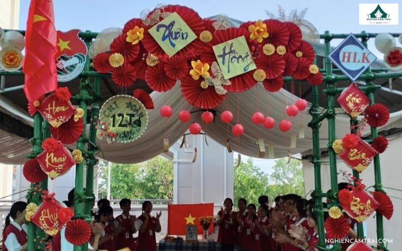 Sưu tầm 55+ mẫu cổng trại Xuân độc đáo, sáng tạo và đoạt giải cao 61 cổng trại Tết với đèn lồng, quạt giấy