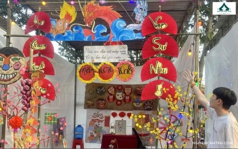 Sưu tầm 55+ mẫu cổng trại Xuân độc đáo, sáng tạo và đoạt giải cao 62 cổng trại Xuân với đèn lồng, quạt giấy