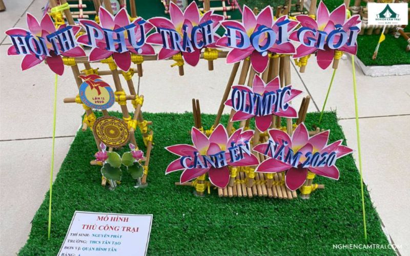 Mô hình cổng trại mini phong cách truyền thống với vật liệu tre nứa đơn giản