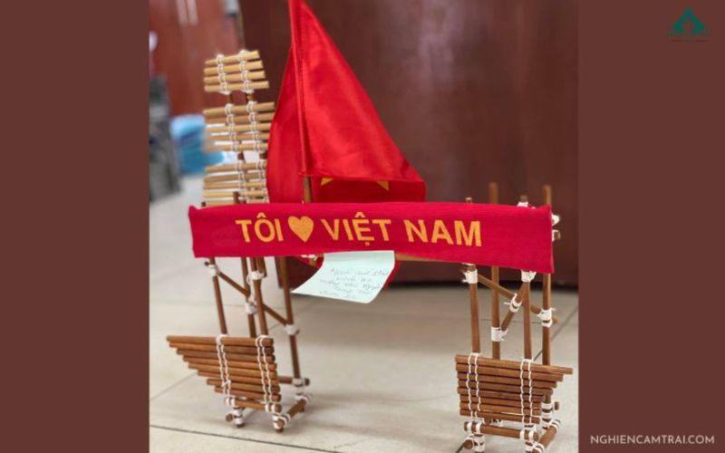 Mô hình cổng trại mini sáng tạo với thiết kế độc đáo và màu sắc nổi bật