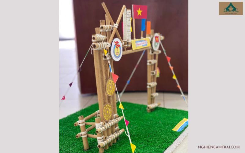Mô hình cổng trại theo chủ đề với thiết kế đồng bộ và truyền tải thông điệp rõ ràng
