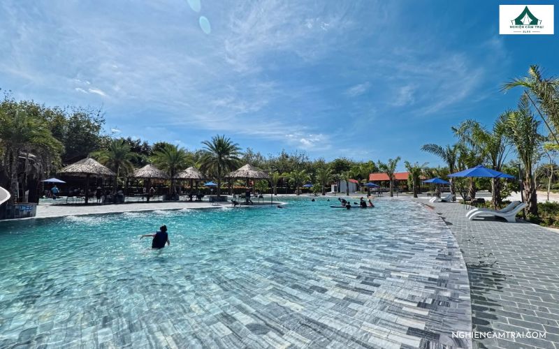 Hồ bơi tại Ula Resort Glamping