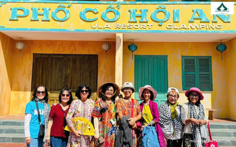 Du khách check in tại ula resort glamping