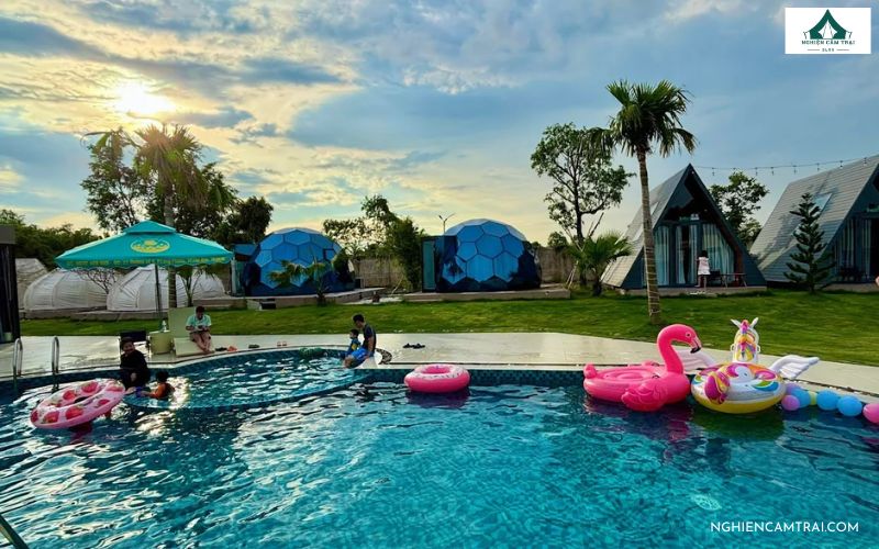 không gian hồ và lều trại ở Utopia Glamping