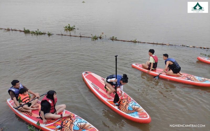 hoạt động chèo sup tại utopia glamping thủ đức
