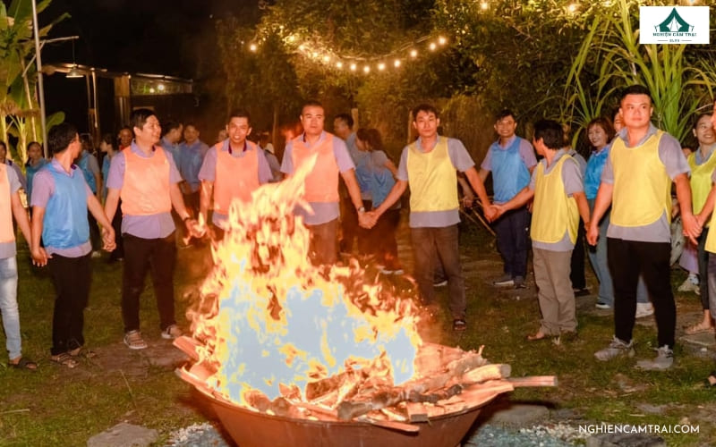 Hoạt động đốt lửa trại buổi tối gắn kết yêu thương