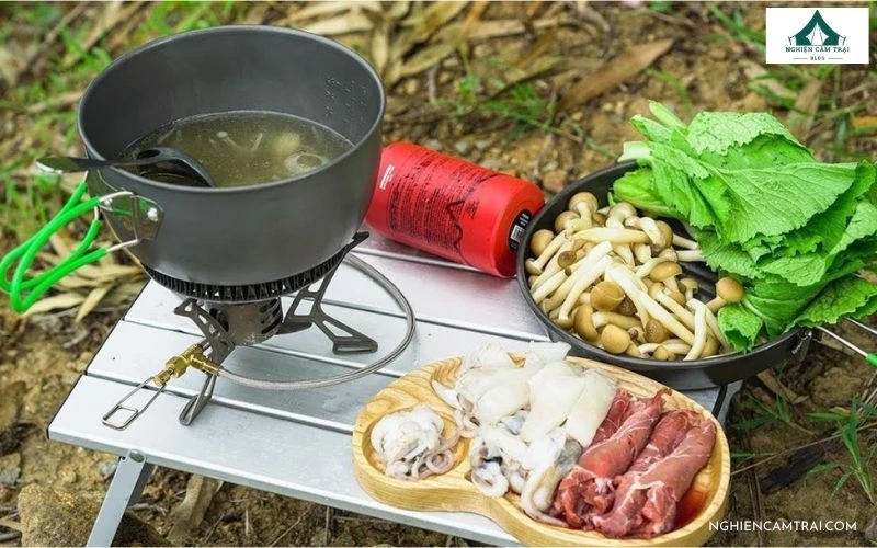 Đồ ăn và dụng cụ nấu nướng là thứ thiết yếu để tổ chức dã ngoại ngoài trời