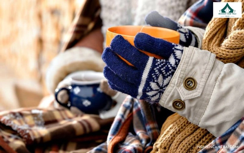Cắm Trại Mùa Đông: Kinh nghiệm giữ ấm và ngủ lều 10 Nhớ mang tất và đội mũ len khi ngủ nếu bạn không muốn bị lạnh cóng