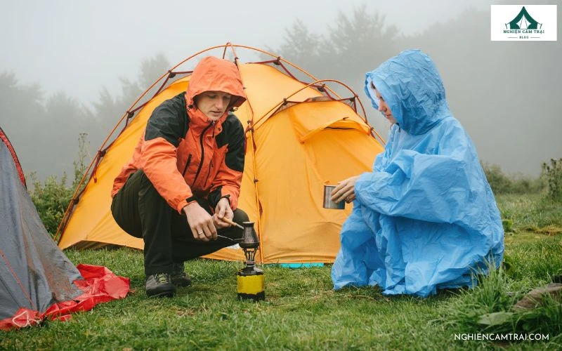 Cắm trại màu mưa nên chọn nơi cao ráo, tránh gần sông suối