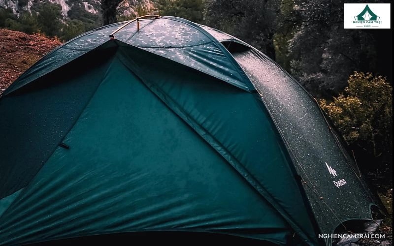 Nên trang bị lều chống mưa tốt khi lên kế hoạch camping mùa mưa