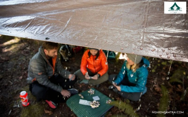 Camping cùng hội bạn vào mùa mưa là cơ hội để mọi người cùng ngồi lại tâm sự