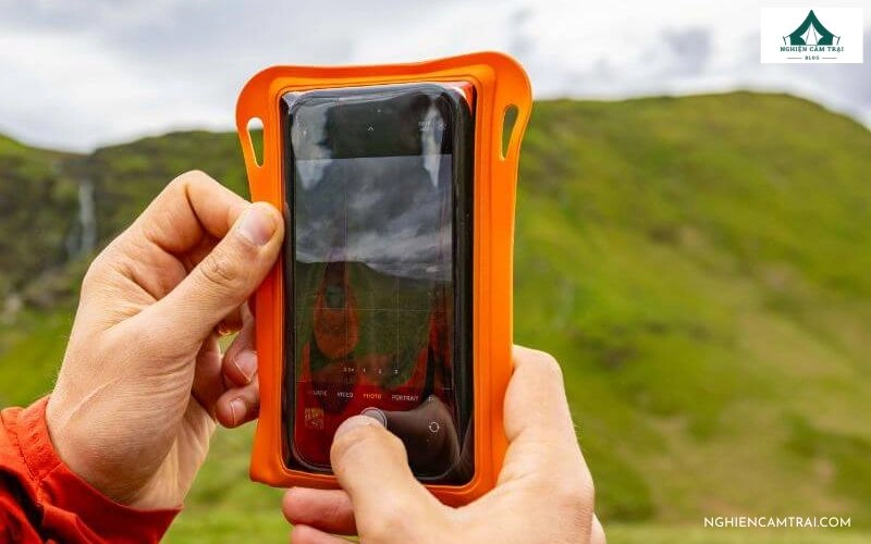 Nên sử dụng túi chống nước để đựng điện thoại để tránh bị ướt khi cắm trại mùa mưa