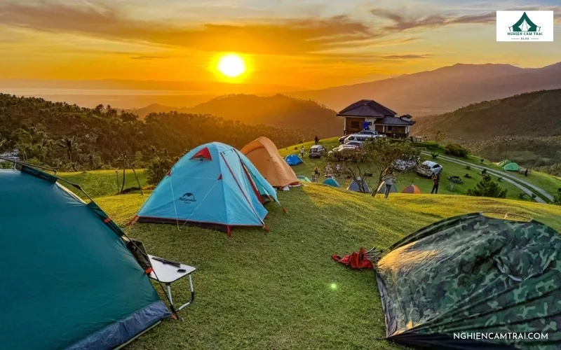 Lều trại dựng trên đỉnh đồi thoáng đãng lúc hoàng hôn