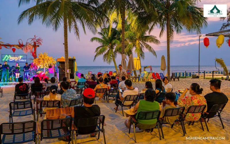 Đêm nhạc acoustic ngoài trời bên tiếng sóng biển nhẹ nhàng