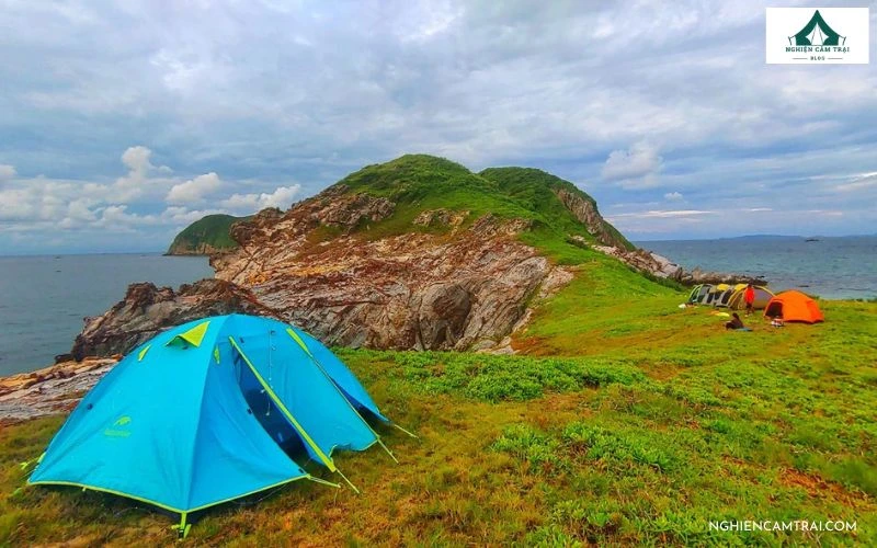 10+ địa điểm cắm trại ven biển đẹp, đáng trải nghiệm từ Nam ra Bắc 22 Cắm trại ven biển trên đảo Cô Tô Quảng Ninh với lều xanh dựng trên thảm cỏ hướng ra biển