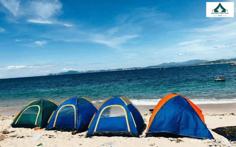 10+ địa điểm cắm trại ven biển đẹp, đáng trải nghiệm từ Nam ra Bắc 20 Ghềnh Bàng Camping Đà Nẵng với những chiếc lều đầy màu sắc dựng ngay trên bãi cát trắng mịn