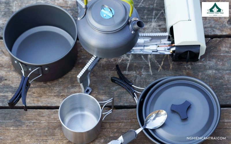 Chuẩn bị đầy đủ dụng cụ nấu ăn giúp nấu nướng thuận tiện, an toàn, tiết kiệm chi phí, giữ vệ sinh thực phẩm và nâng cao trải nghiệm cắm trại