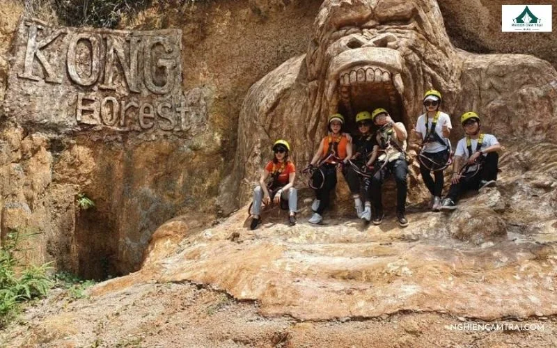 Nhóm du khách check in tại cổng chào Kong Forest Nha Trang thuộc núi Hòn Bà Khánh Hòa
