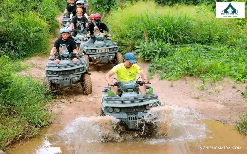 Đoàn khách lái xe ATV vượt vũng nước trên đường mòn tại Kong Forest Nha Trang