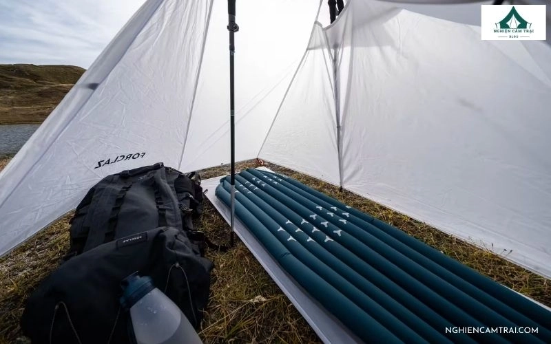 Nệm hơi camping loại nào đáng mua? So sánh và kinh nghiệm lựa chọn 7 Nệm hơi thiết kế gọn nhẹ, để vừa trong lều trại