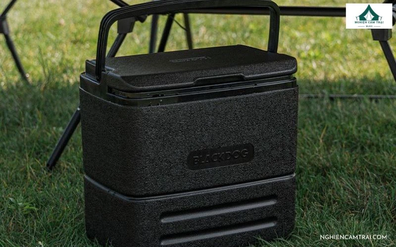 BlackDog 17L sở hữu thành thùng dày, khóa gài chắc chắn và khả năng giữ lạnh ổn định cho chuyến dã ngoại