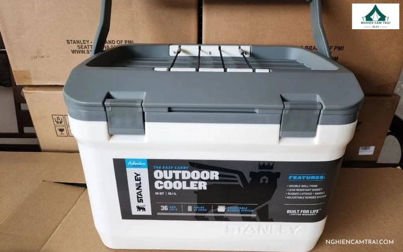Stanley Adventure Cooler 16QT nổi bật với độ bền cao, chịu lực tốt và khả năng giữ lạnh nhiều ngày