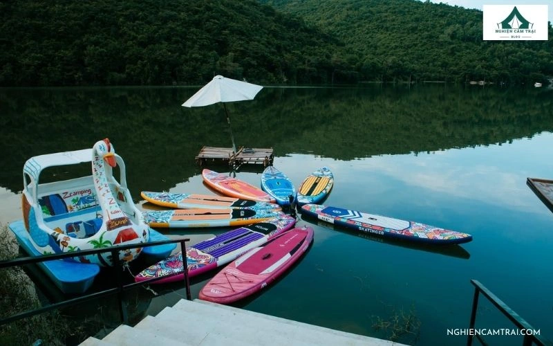 ZCamp Nha Trang – Cắm trại, vui chơi và nghỉ dưỡng bên hồ Kênh Hạ 12 Cảnh quan hồ Kênh Hạ yên bình cùng các ván SUP và thuyền đạp vịt tại ZCamp Nha Trang