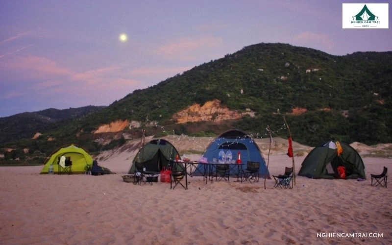 Cắm trại Bãi Môn Phú Yên: Ngủ lều bên biển, đón bình minh Mũi Điện 6 Khu cắm trại Bãi Môn Bãi Môn nằm gần Mũi Điện và Hải đăng Đại Lãnh