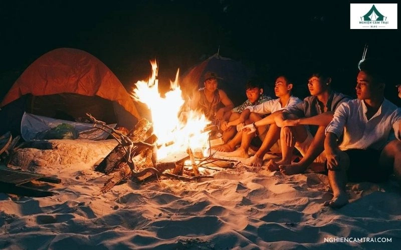 Cắm trại Bãi Môn Phú Yên: Ngủ lều bên biển, đón bình minh Mũi Điện 9 Ngắm sao trời và tận hưởng bầu không khí mát lành tại Bãi Môn Phú Yên