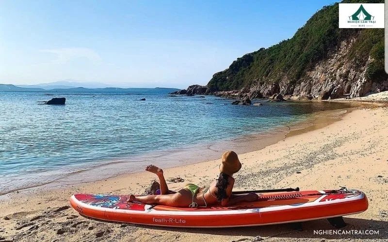 Review cắm trại Cù lao Mái Nhà trải nghiệm hoang sơ giữa biển xanh 8 Trải nghiệm chèo SUP và tắm biển tại cù lao Mái Nhà