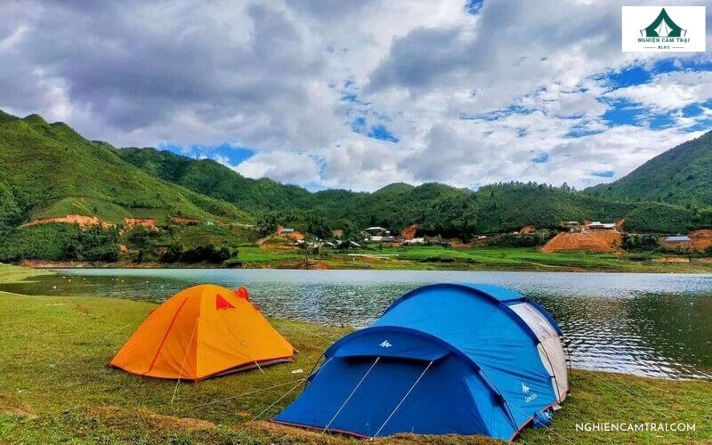 Cắm trại hồ Séo Mý Tỷ – Trải nghiệm săn mây, ngủ giữa hồ nước trên mây Sa Pa 8 Những chiếc lều cắm trại màu cam và xanh được dựng ngay bên bờ hồ Séo Mý Tỷ với background núi non hùng vĩ