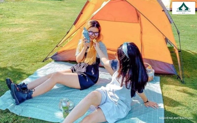 Dựng lều cắm trại giữa không gian xanh mát tại cao nguyên Vân Hòa