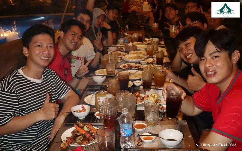 Bàn tiệc nướng BBQ hấp dẫn và không khí quây quần vui tươi của nhóm bạn vào buổi tối tại Lani Glamping