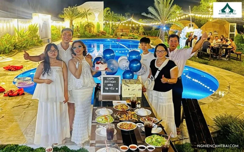 Du khách thư giãn chèo SUP trên hồ bơi ngoài trời tại khu nghỉ dưỡng Lani Glamping Dầu Tiếng