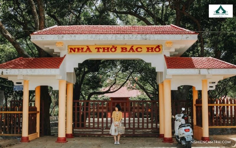 Tham quan nhà thờ Bác Hồ ở Phú Yên khi đi cắm trại ở Cao Nguyên Vân Hòa