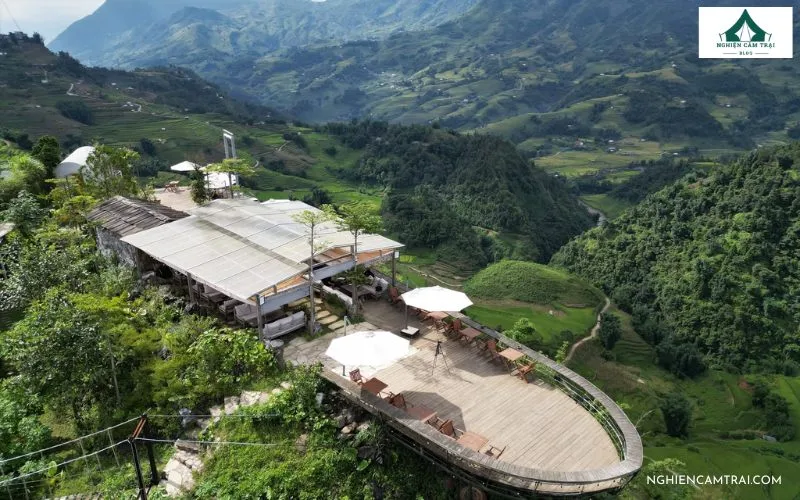 Góc chụp flycam toàn cảnh khu glamping PHANSI ôm trọn sườn đồi và thung lũng bậc thang xanh ngát