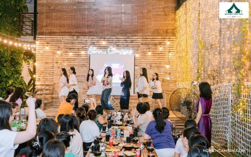 Không gian tổ chức sự kiện gala, tiệc tối ấm cúng và các hoạt động teambuilding gắn kết tập thể tại Sunny Camping Ninh Bình