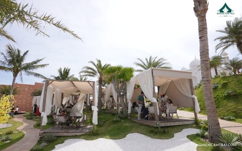 The Silk Road Mũi Né – Glamping phong cách Trung Đông tại Bình Thuận 7 Cổng chào mang kiến trúc Trung Đông độc đáo với các bức tượng trang trí nổi bật tại The Silk Road Mũi Né