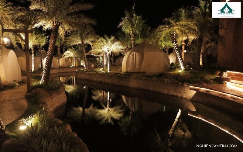 The Silk Road Mũi Né – Glamping phong cách Trung Đông tại Bình Thuận 9 Không gian nội thất bên trong lều glamping tiện nghi với giường ngủ êm ái, sàn gỗ sạch sẽ tại The Silk Road