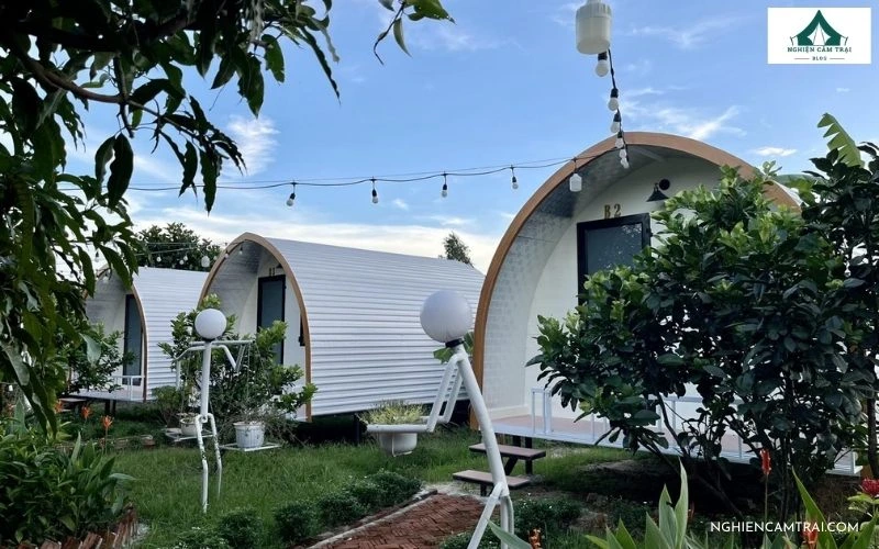 Review Vườn nhà My Camping – Khu cắm trại xanh mát gần biển Phước Hải 10 Những ngôi nhà vòm nhỏ xinh nằm ẩn mình dưới tán cây xanh mát và thảm cỏ tại Vườn nhà My Camping