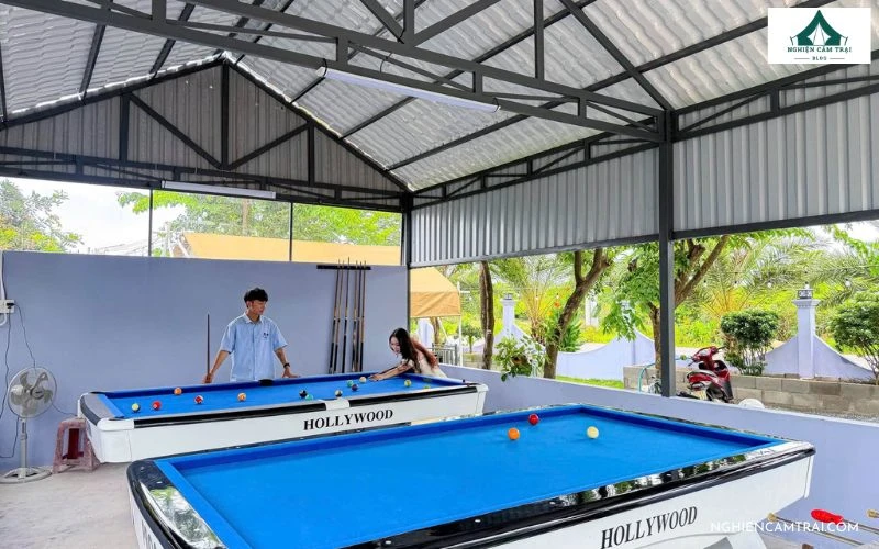Review Vườn nhà My Camping – Khu cắm trại xanh mát gần biển Phước Hải 13 Khu vực chơi bida trong nhà có mái che với bàn bida tiêu chuẩn tại khu cắm trại Vườn nhà My Camping