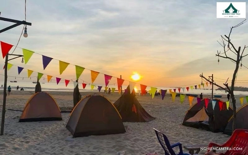 Ngồi bên bờ cát trắng, ngắm cảnh hoàng hôn xuống biển và tận hưởng không khí mát mẻ tại khu camping Châu Tân