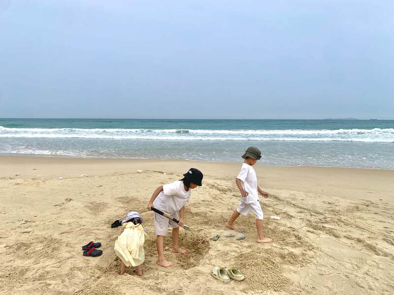 Tắm biển và vui chơi trên bãi cát biển Tân Châu